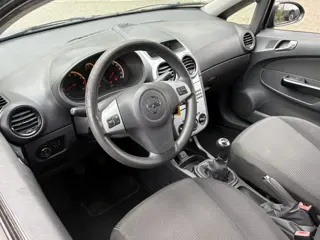 Foto 19 van Opel Corsa 1.2 16V Cosmo Airco Elek. Ramen Facelift
