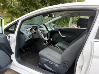 Foto 13 van Ford Fiesta Titanium 1.25 82 pk - climate - parkpilot - zuinig!