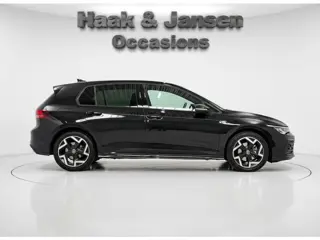 Foto 17 van Volkswagen Golf 1.5 eTSI R-Line Edition - Inc BTW - ACC - Camera