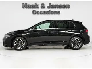 Foto 18 van Volkswagen Golf 1.5 eTSI R-Line Edition - Inc BTW - ACC - Camera