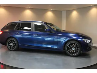 Foto 18 van BMW 3-serie Touring 318i Executive *Automaat* 2de Eigenaar|Dealer OH|Trekhaak|Cruise|Navi|PDC|18''Ve