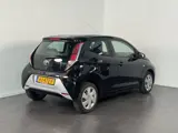 Foto 28 van Toyota Aygo 1.0 VVT-i x-play | Achteruitrijcamera | Airco | Lage km stand |
