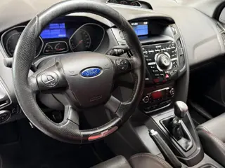 Foto 8 van Ford Focus Wagon 2.0 EcoBoost ST-2 Navigatie Lederen bekleding Climate control