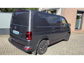 Foto 18 van Volkswagen Transporter 2.0 TDI L1H1 GB Highline Edition 2