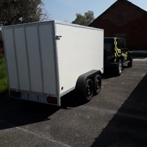 gesloten aanhangwagen met valdeur