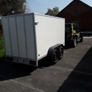 gesloten aanhangwagen met valdeur