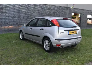Foto 13 van Ford Focus 1.6-16V Trend Automaat Airco 5-deurs 1e eigenaar Pdc Trekhaak lees goed!!! HANDELSAUTO -