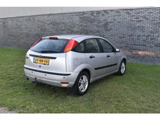 Foto 14 van Ford Focus 1.6-16V Trend Automaat Airco 5-deurs 1e eigenaar Pdc Trekhaak lees goed!!! HANDELSAUTO -