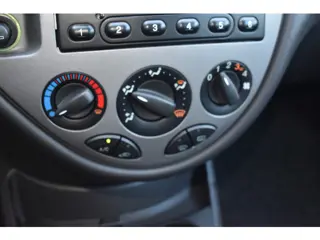 Foto 18 van Ford Focus 1.6-16V Trend Automaat Airco 5-deurs 1e eigenaar Pdc Trekhaak lees goed!!! HANDELSAUTO -