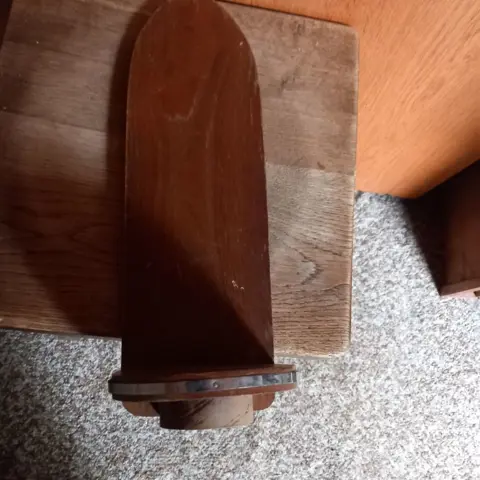 consoles, staand of hangend om beeld op te zetten - oud - DOE EEN BOD, vanaf 10,-. Ga ik akoord met