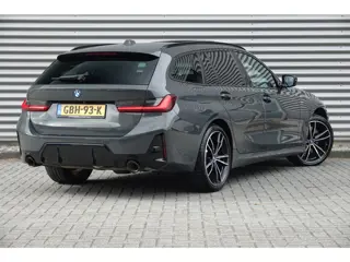 Foto 16 van BMW 3 Serie Touring 330e M-Sport Pro | Panodak | Trekhaak | H&K | HUD | Carbon | Memory | ACC |
