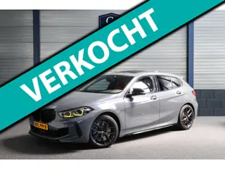 BMW 1-serie M135i xDrive 306+PK M-PERFORMANCE/LED/VIRTUAL/SFEER/PANO/LEER+S.VERWARMING/LMV/CAM/CRUIS