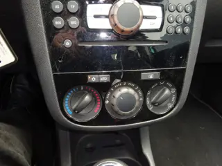 Foto 11 van Opel Corsa 1.2-16V '111' Edition MET APK AIRCO