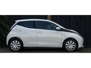Foto 17 van Toyota Aygo 1.0 VVT-i x-play 2017 AIRCO/PARKEERCAMERA/5-DEURS