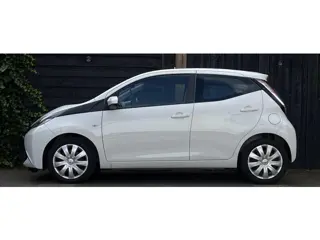 Foto 16 van Toyota Aygo 1.0 VVT-i x-play 2017 AIRCO/PARKEERCAMERA/5-DEURS