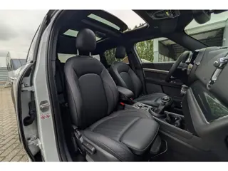 Foto 14 van MINI Countryman 1.5 Cooper SE ALL4 PHEV Chili JCW Panorama Head-Up