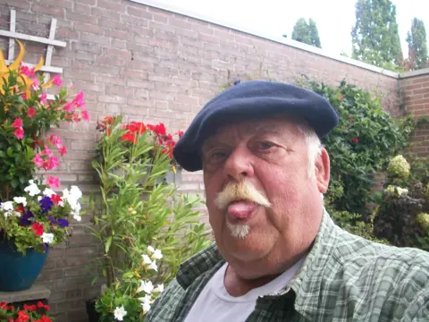 gezocht; nette verzorgde Dame voor b.effen terwijl jij op mijn gezicht zit