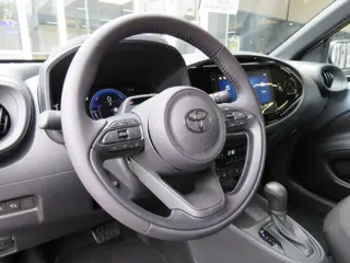 Foto 14 van TOYOTA AYGO X HYBRID 115 PLAY NIEUW! / Camera / 17 Inch / Stoelverw. / FABRIEKS garantie