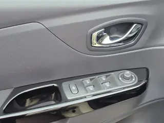 Foto 13 van Renault Captur 0.9 TCe Dynamique BJ.2015 / Navigatie / Camera / Keyless / Climate Control / 1 Eigena
