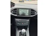 Foto 30 van Peugeot 308 SW 1.2 e-THP Première Trekhaak 17'' L.M.V Nw APK