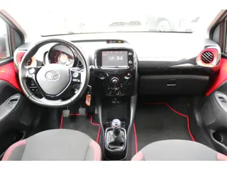 Foto 18 van Toyota Aygo 1.0 VVT-i x-cite Navigatie, Bi-Tone lak,