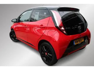 Foto 15 van Toyota Aygo 1.0 VVT-i x-cite Navigatie, Bi-Tone lak,