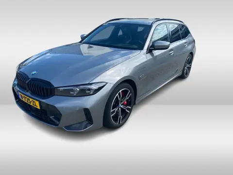 BMW 3 Serie Touring 330e / SoH 88,5% / Trekhaak / Panoramadak / Camera / Head-up / 18'' / Keyless / 