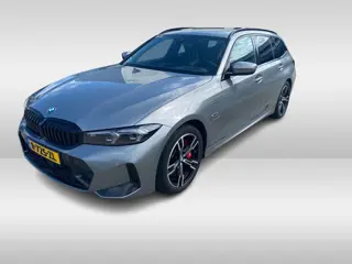 BMW 3 Serie Touring 330e / SoH 88,5% / Trekhaak / Panoramadak / Camera / Head-up / 18'' / Keyless / 