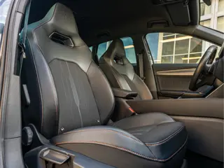Foto 19 van CUPRA Formentor 1.4 e-Hybrid VZ Performance SCHAALSTOELEN CAMERA 19 INCH  BLACK OPTIC