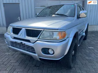 Mitsubishi Pajero Sport 3.0 V6 Intense - Motor rookt - Schade