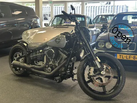 Harley Davidson 96 FXCW Softail Rocker Custom spuitwerk Vance & Hines 2-in-1 showbike-uitstraling
