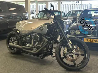 Harley Davidson 96 FXCW Softail Rocker Custom spuitwerk Vance & Hines 2-in-1 showbike-uitstraling