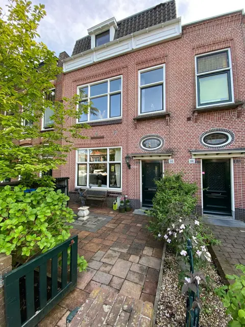 Woning aan de Hoge Rijndijk te Leiden