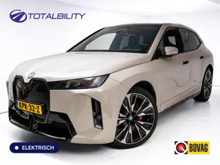 BMW iX xDrive45 101 kWh M-Sport | Pano | Elec. Trekhaak | Luchtvering | Verlichte gril | Stoelverw. 