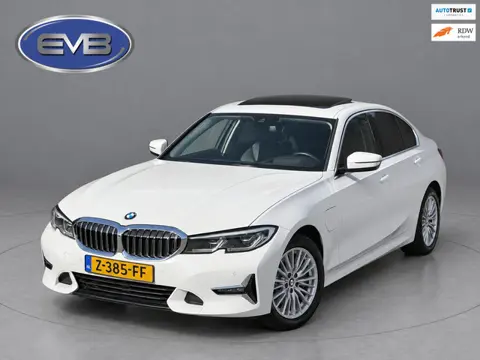 BMW 3-serie 330e Automaat High Executive, schuifdak, lederen sportinterieur, headup display, stoelve