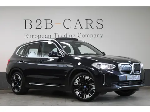 BMW iX3 Executive 80 kWh | SOH 98% | Panorama | Trekhaak | Zwart Lederen bekleding