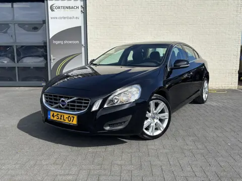 Volvo S60 1.6 T3 Momentum | Trekhaak | Cruise control | Metallic | Leder |