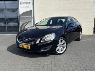 Volvo S60 1.6 T3 Momentum | Trekhaak | Cruise control | Metallic | Leder |