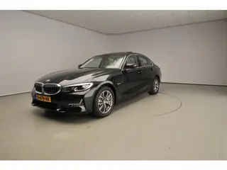 BMW 3 Serie Sedan 330e | Laserlicht | Leder | HUD | Sportstoelen | Elektr. zetels | Keyles go | DAB 