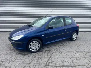 Peugeot 206 1.4 XR bouwjaar 2000 ( nw apk )