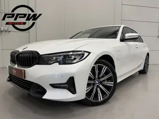 BMW 3-serie 320e Edition CAMERA/LEER-SPORT/MEMORY/LIVE COCKPIT PRO/LED/CARPLAY/SFEER/18"/PRIVACY/SHA
