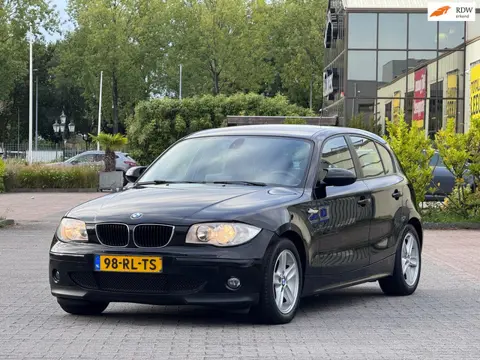 BMW 1-serie 118i High Executive | APK 14-08-2027 | Parkeersensoren | Sportstoelen | Airco | Elektris