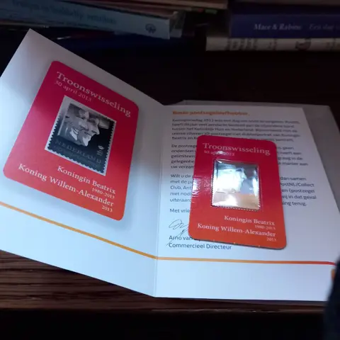 Zilveren postzegel, uitgegeven ter gelegenheid van de troonswisseling in 2013.