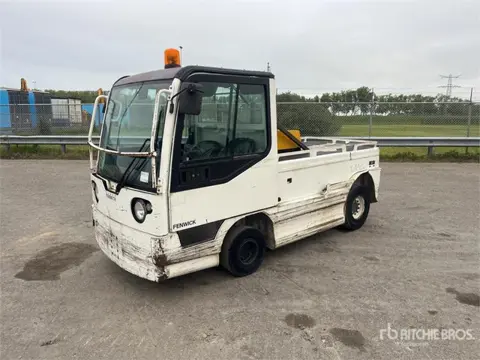 Fenwick-Linde P250 Tow Tractor (Inoperable) (bj 2019)