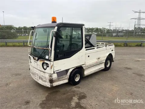 Fenwick-Linde P250 Tow Tractor (Inoperable)