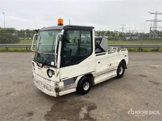 Fenwick-Linde P250 Tow Tractor (Inoperable)