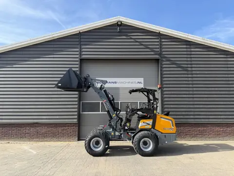 Giant G2700 X-TRA HD + minishovel prijs vriendelijk €725 LEASE