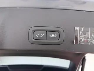 Foto 20 van Volvo XC40 T5 262PK Recharge R-Design | Blis | Climate Control | Keyless | Trekhaak | Donker hemel |