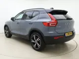 Foto 22 van Volvo XC40 T5 262PK Recharge R-Design | Blis | Climate Control | Keyless | Trekhaak | Donker hemel |