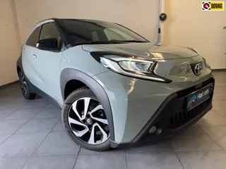 Toyota Aygo X Automaat / Led/Stoelverw/Keyless/Camera/ACC/Tarragon Green-Zwart metallic